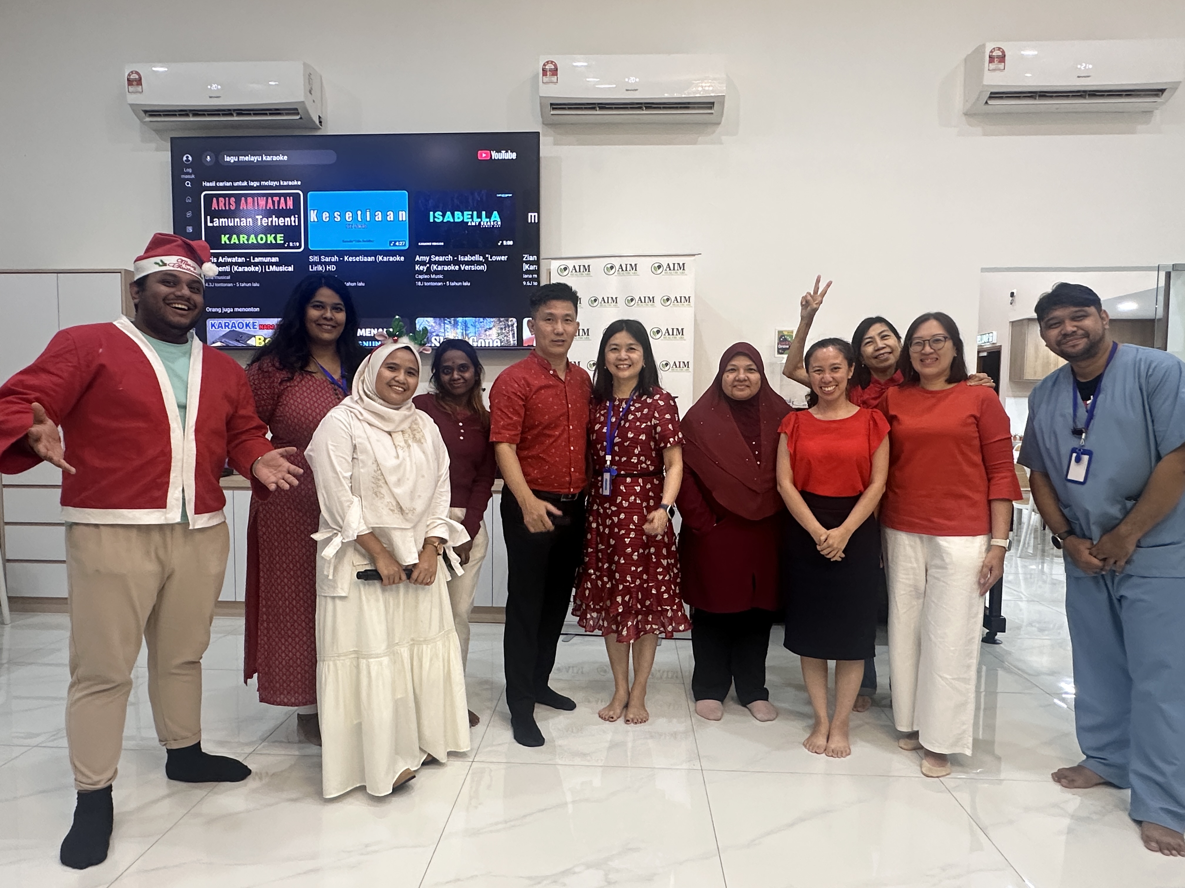 Group photo of YB Michelle Ng, community leaders, and guests at AIM Healthcare Centre Christmas celebration
